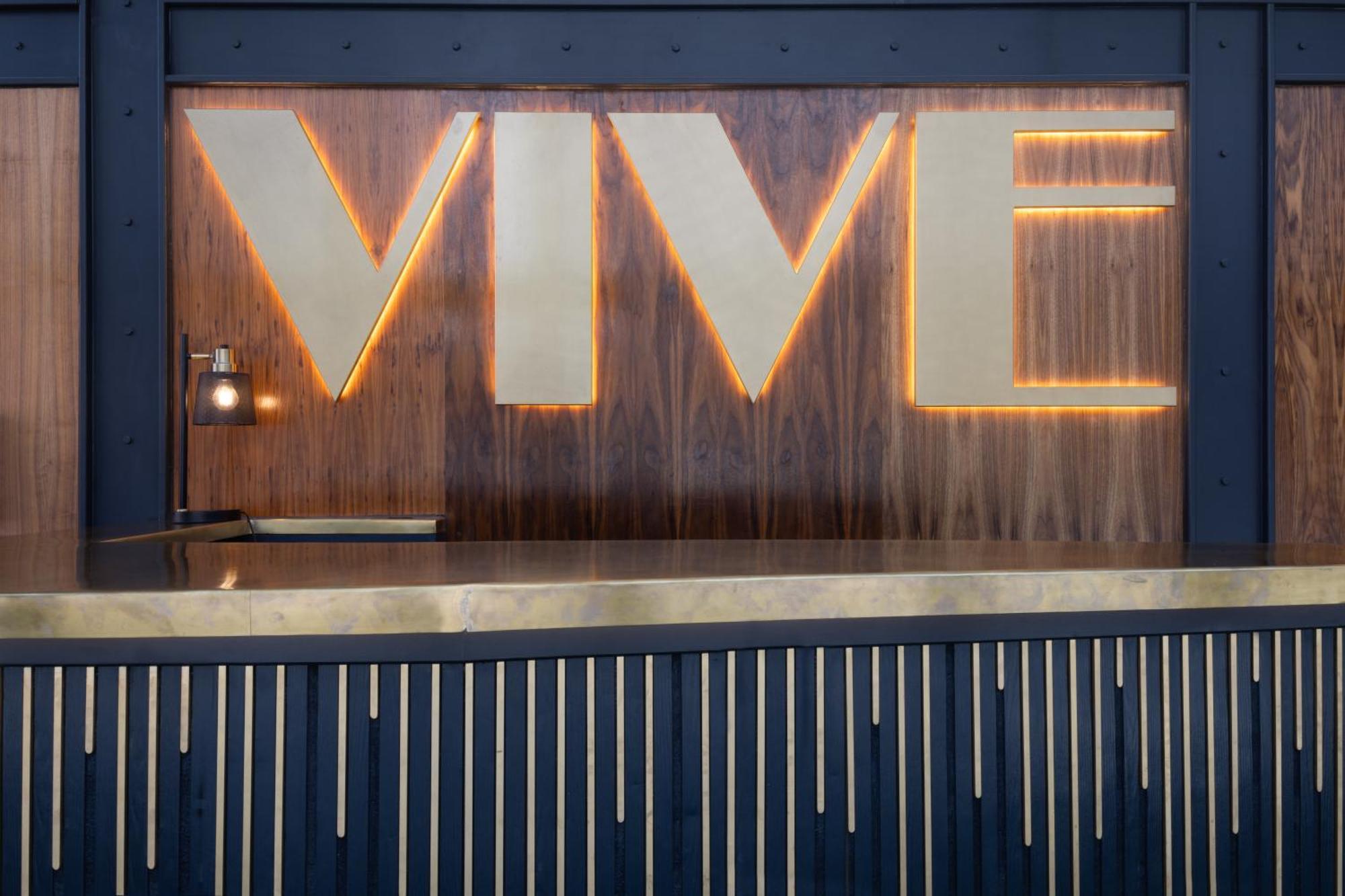 הייסטינגס Vive Hotel מראה חיצוני תמונה